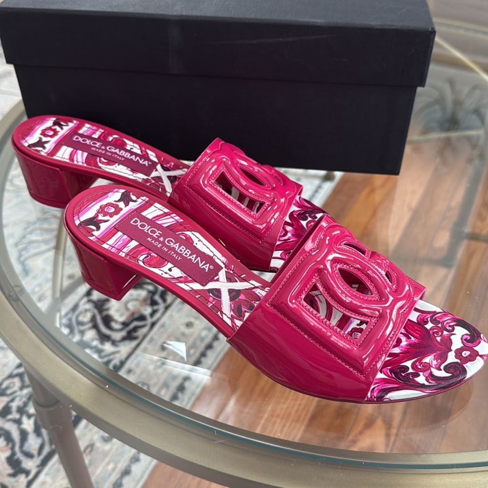 Dolce Gabbana Patent Leather DG mules with cut-out Fuchsia color